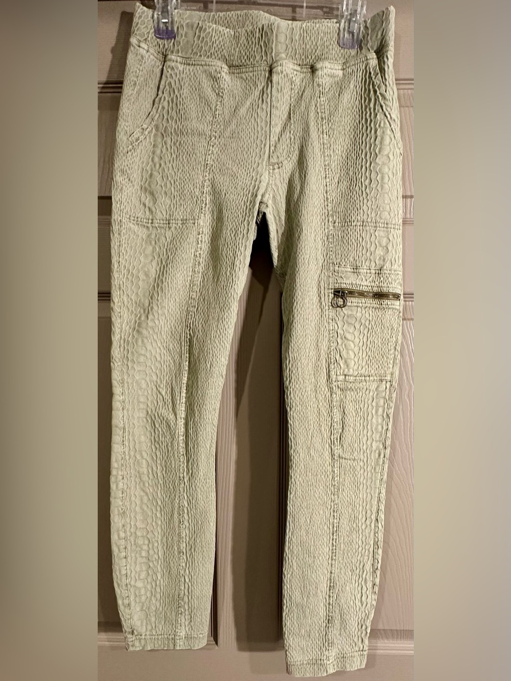 XCVI Women's Textured Cargo Pants in Sage